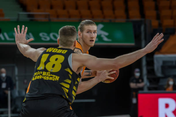 仍不够令人 仍不够令人