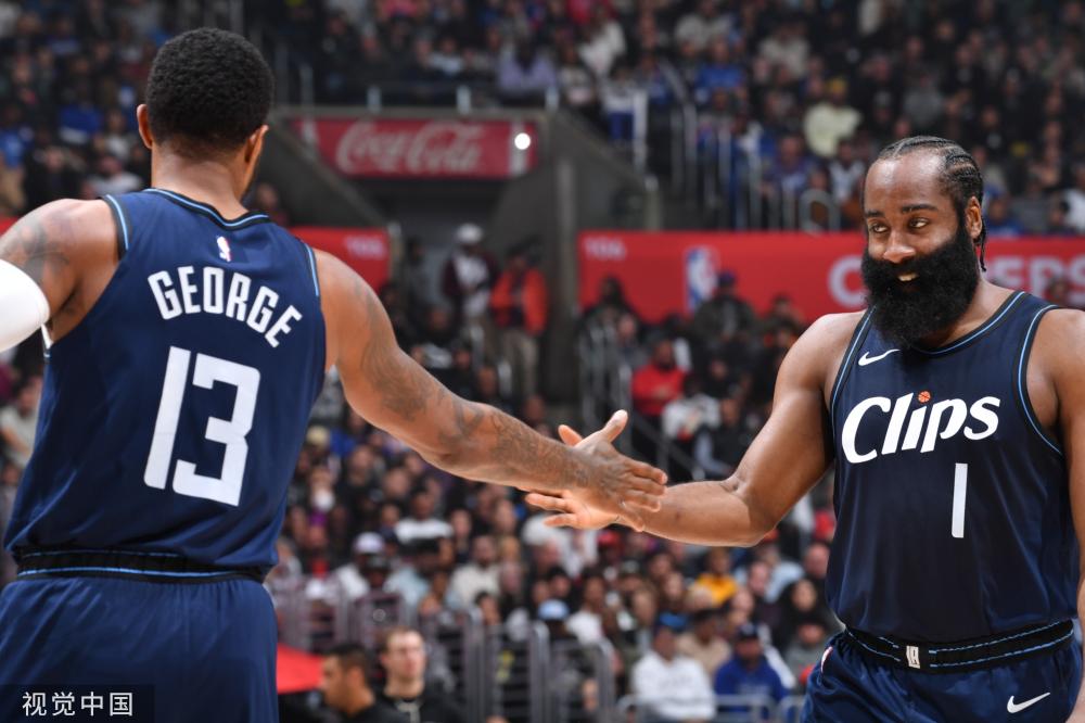 他通过发球 他通过发球